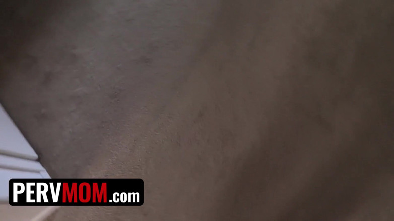PervMom: PervMom - Alana Cruise tutta naturale matrigna si prende cura delle...