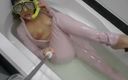 Larisa Cum: 我穿着米色紧身衣和口罩，在浴缸里玩水！