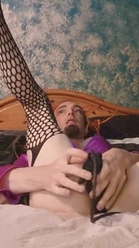 Entrenamiento anal extremo con un enorme consolador monstruo inflable