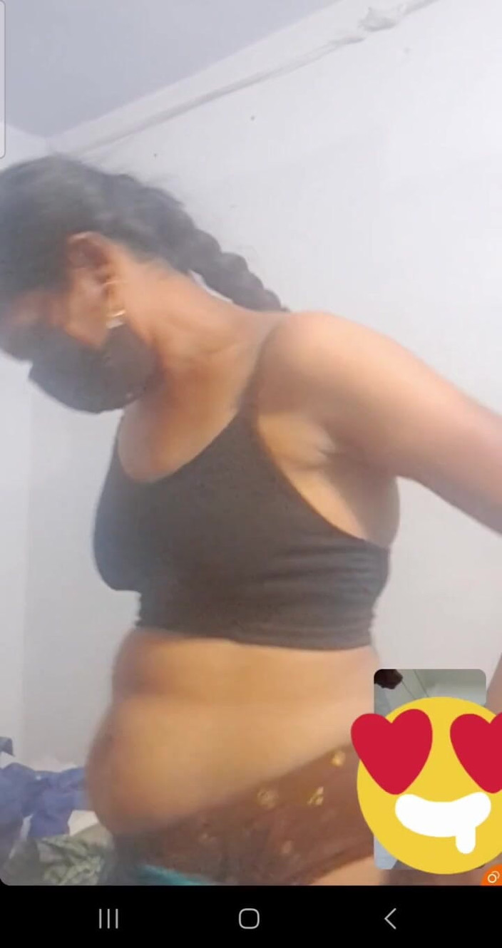 Jayaselvi: Indiana tia tamil auto sexo usando vegetais