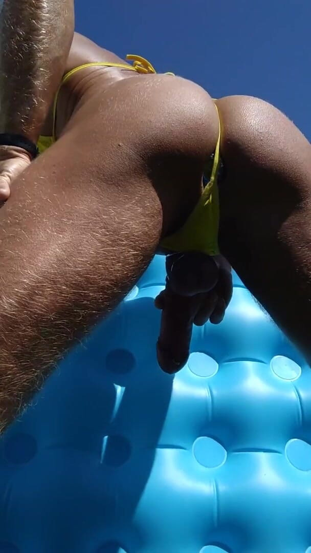 Latex Toys: Mengusik berhampiran kolam