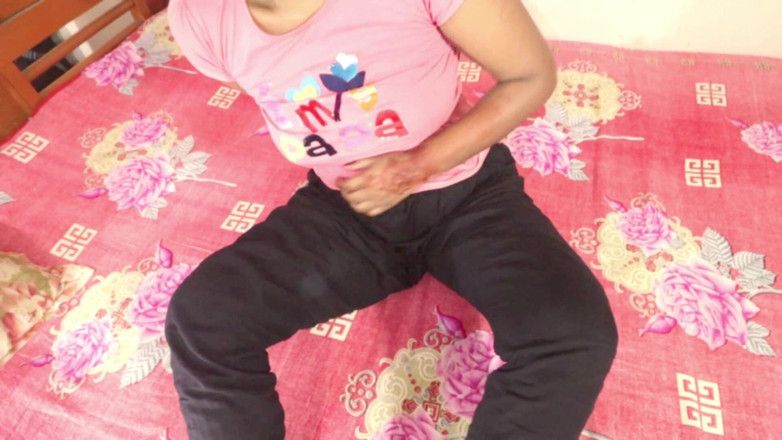 Rajshahi: Bangladéšská dívka si sama stiskne prsa