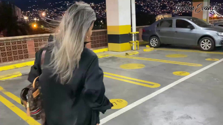 Brian Evansx: Naty Delgado beni şehri görmeye götürüyor ve arabada herkesin içinde seks...