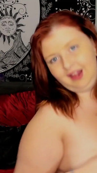 Orgazm olmak için dans ediyor ve soyunuyor