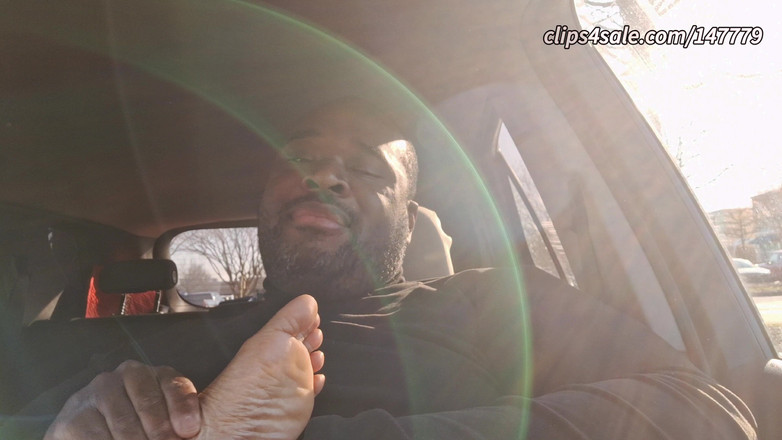 Foot Patrol: Solesday dengan awek bos memberikan footjob pertamanya yang liar