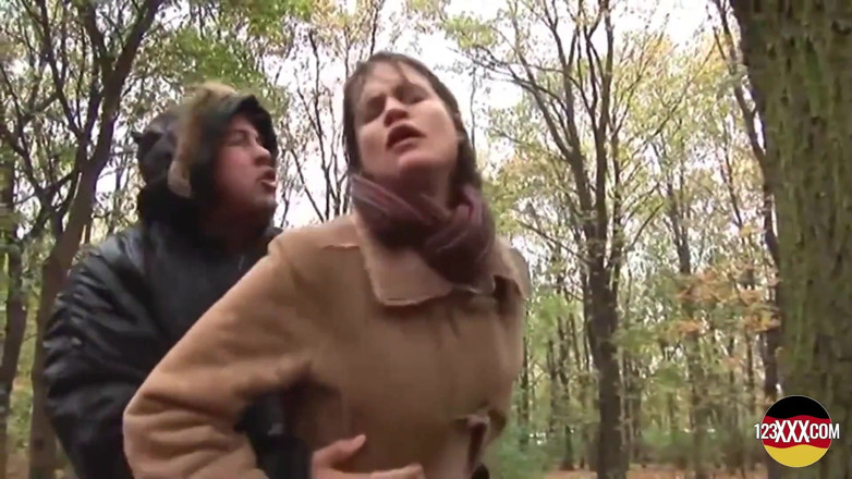 123XXX - Fucked Amateurs in Germany!: Glimlachende brunette geneukt in een park