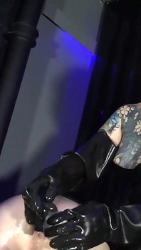 Lady Valeska und Miss Patricia haben ihren sub auf einer Bank.