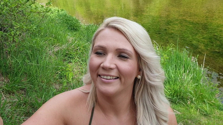 Tatjana Young: Succhiare un cazzo all'aria aperta!