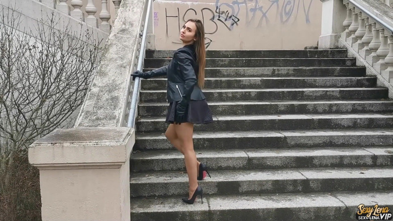 Goddess Lena: Já se svými vysokými podpatky v parku