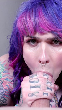 Excitée de prendre cette grosse bite en elle