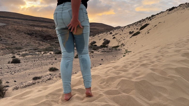 Emma Voyeur: Preso Na Areia - Eu Molhai Meu Jeans Enquanto Está Preso