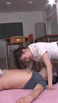Baiser profond les yeux bandés, jeu de tétons et branlette jusqu’à ce qu’il jouisse deux fois -2