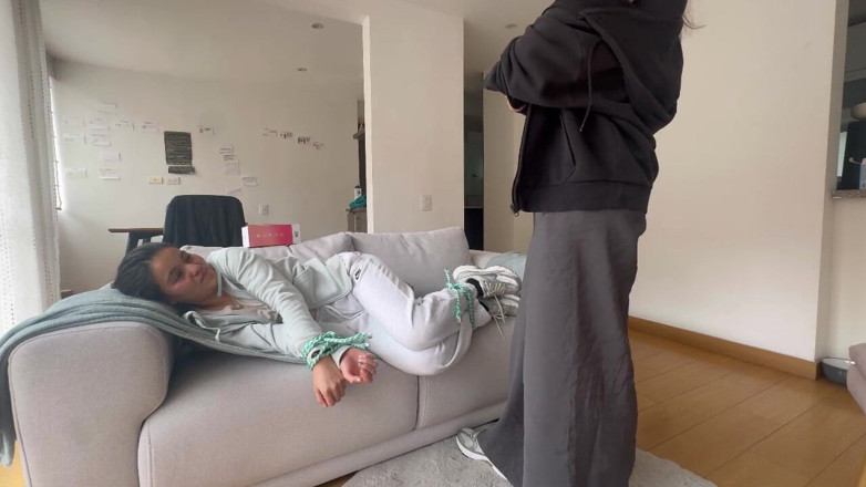 scarlettandc: 이웃이 나를 묶고 장난감으로 벌을 줍니다