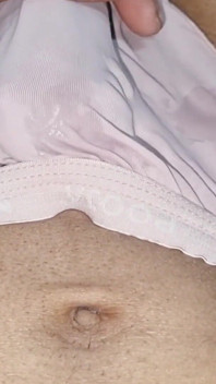 Il simpatico ragazzo sissy femminile viene nelle mutandine della matrigna