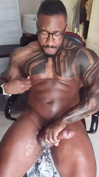 Beim porno gucken, bekam 2 schwänze drauf und kommen eine dicke ladung