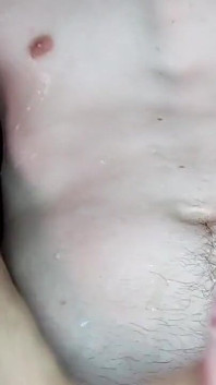 Pozval jsem souseda domů, aby se podíval na porno, a nakonec mi začal kouřit