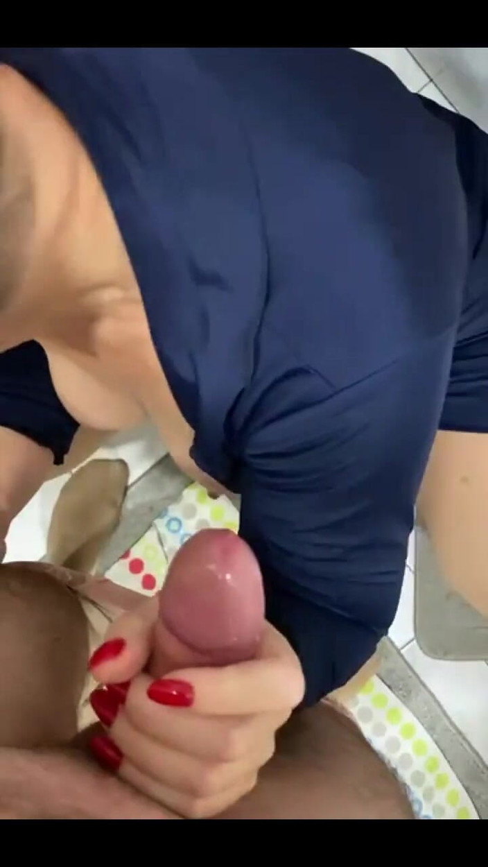 KarmenMilf: मेरे सौतेले बेटे को हॉट लंड चुसाई दे रही हूँ