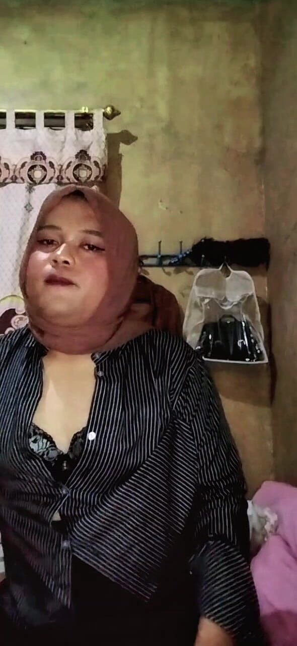 Ivvy Crossdresser: Shemale bertudung miang sebelum pergi kerja