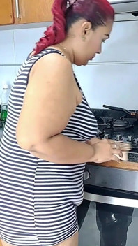 Üvey annem onu mutfakta sikmeme izin veriyor