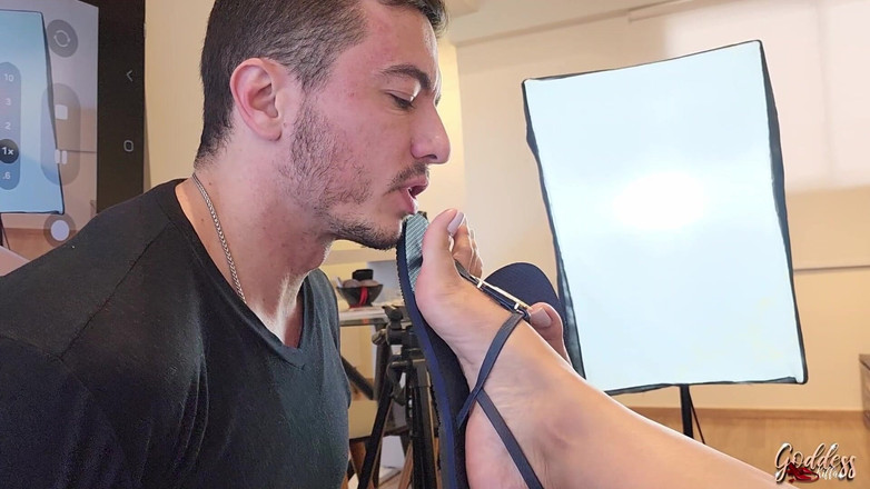 KiffaFeet: Curățarea șlapilor murdari de sclavul jalnic