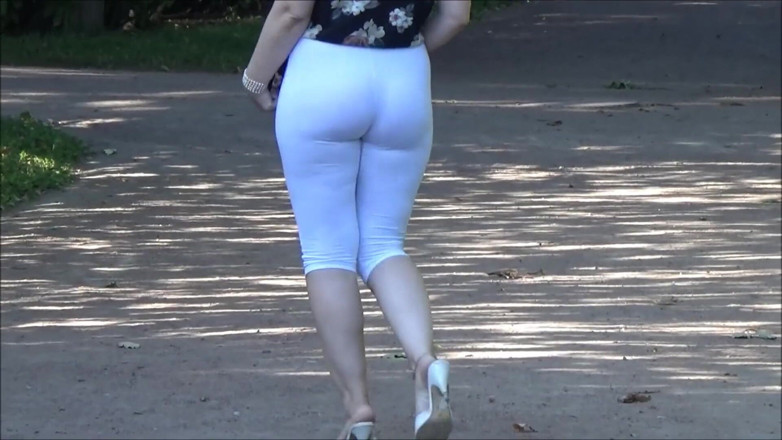 RedRoseRus: Dicke hintern, weiße leggings auf spaziergang