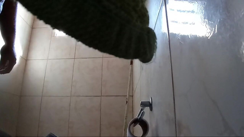 Office Hot: Vriend neemt een douche