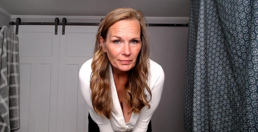 KimitheMilfMommy: Учитель бачив, як ти дрочив у класі. Вона дає тобі щось дрочити. Зворотний відлік включено!