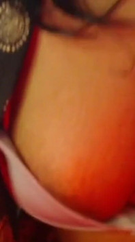 Weiße bh-möpse zeigen, nippel lutschen, nippelkneien.