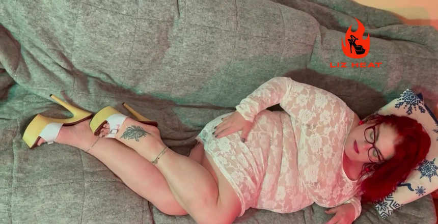 Liz Heat: 하이힐을 신고 보지를 문지르는 Liz의 비디오.