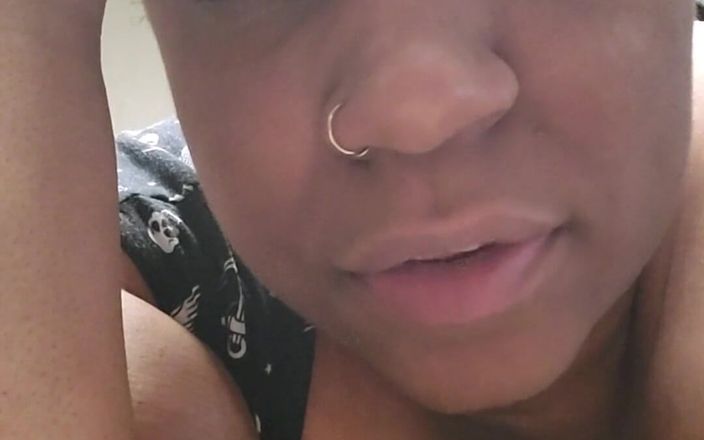 Josie4yourpleasure: お腹が空きました。夕食は何にしますか?私は書いて、すぐに誰かが私のお尻を食べていたらどんなにいいだろうと考えます。 必要な