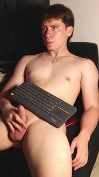 Delicious Guy Dumber spielt mit seinem Schwanz in seinen Shorts und nimmt ihn dann heraus