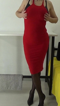 Solo într-o rochie roșie