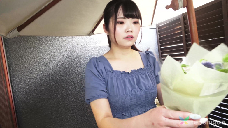 Tenshigao: Asami Wakana es una ama de casa vestida con un...