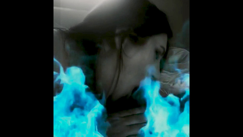 TrotzillaTheGod: Succulent Samantha kouří velkého černého ptáka