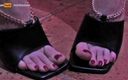 Footjobfantasy: Sahibe yumuşak ve istekli ayaklarıyla biraz yüksek topuklu ayakkabılar gösteriyor!