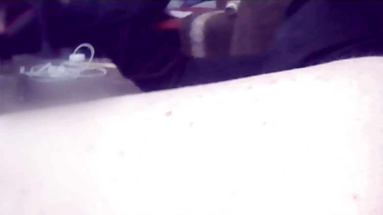 Oznob Oznofla: Une tapette excitée se fait fesser le cul et suce...