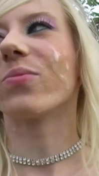 Une jolie star du porno blonde veut essayer une aventure de dogging coquin