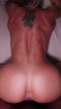 Fit milf brinca com sua varinha, mas anseia por pau real