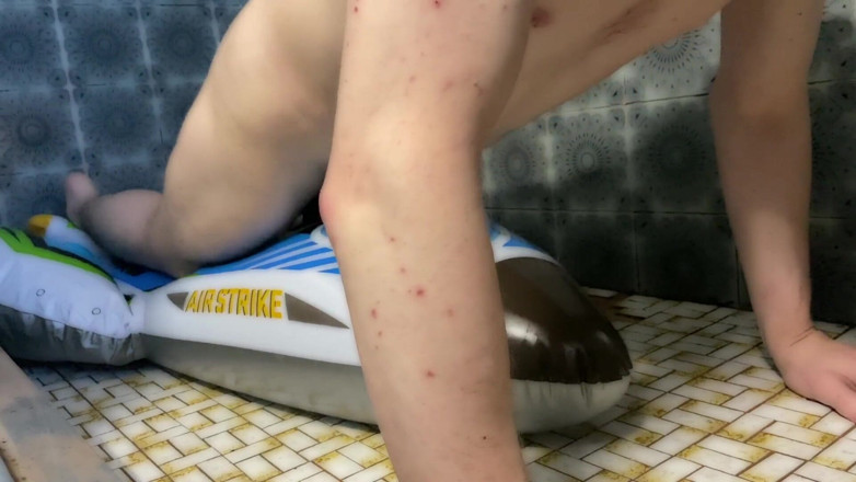 Aussie bi boy: Mrdání vody naplněné intex stíhacím letadlem