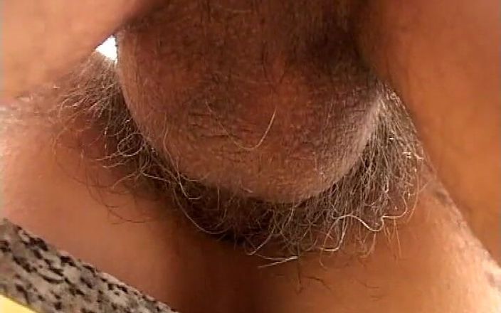 Italian swingers LTG: Le plombier après avoir réparé la fuite répare la chatte...
