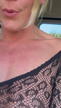 Prostituta bionda in nylon si lascia scopare legata un sedere!!