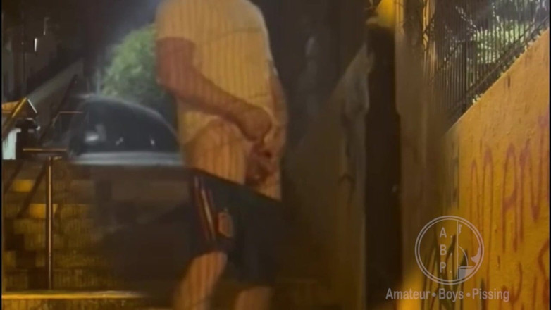 AmateurBoysPissing: Cậu bé thẳng bị bắt gặp đi tiểu trên đường phố lần...