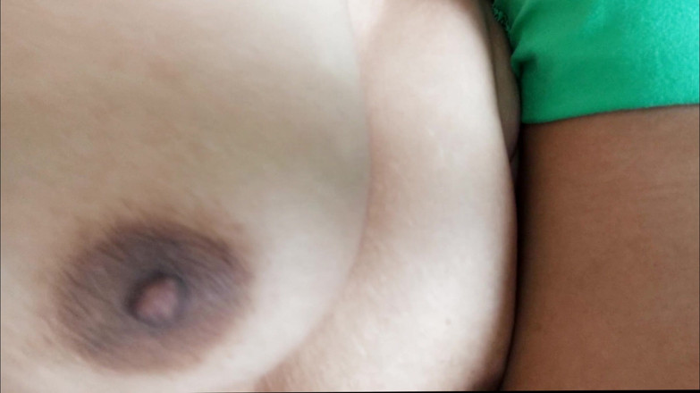 Shahinbd: Une soubrette musulmane baise une chatte vierge dans les seins...
