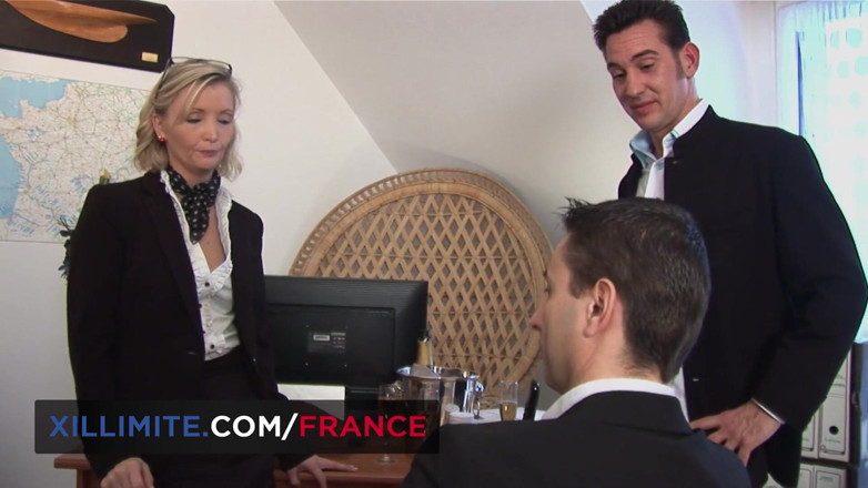 Made In France: Sexo a três no escritório com uma madura de meias