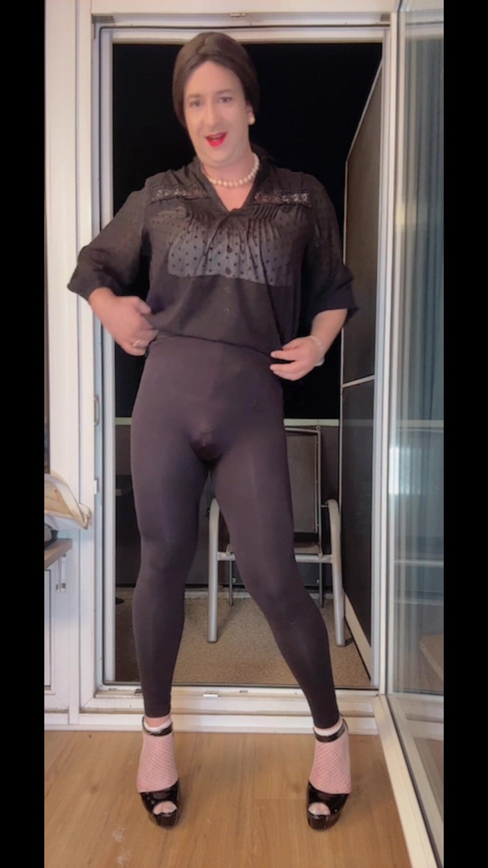 SissyDaniella: Sissy neckt und reitet mit dildo auf dem balkon