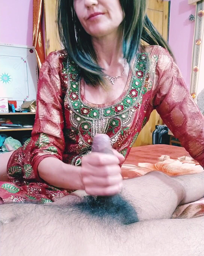 Bolly Karma: Bikin kontolmu ngaceng saat dia bikin aku crot