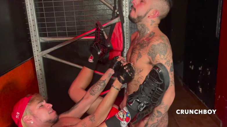 HARD BAREBACK PORN BY JESS ROYAN: Il giovane gay Leo Bulgari usato crudo da Kalil