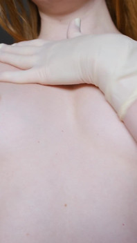 Strippend en gehandschoend vingeren