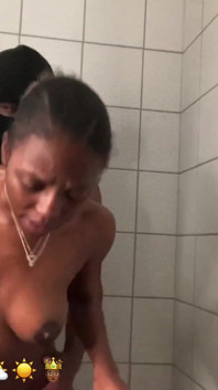 Sexxxy Rease com seus peitos bonitos tomando uma foda!