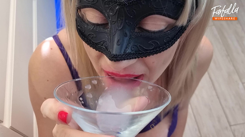 Farfalla wifeshare: セクシャル熟女はガラスから精液を飲みます。フェラチオ。フルシーン